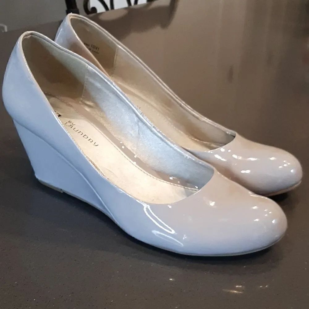 CL by Laundry Grayish Nude Glossy 10M Wedges